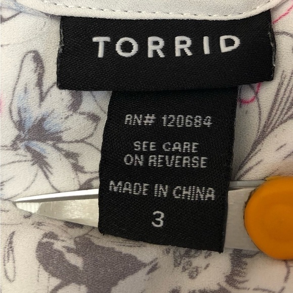 Torrid White Floral Top Blouse Short Sleeve Shirt Asymetrical Hem Size 3X - Picture 6 of 16